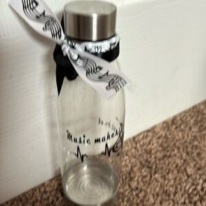 NWT plastic water bottle with screw on lid says ‘music makes my heartbeat’